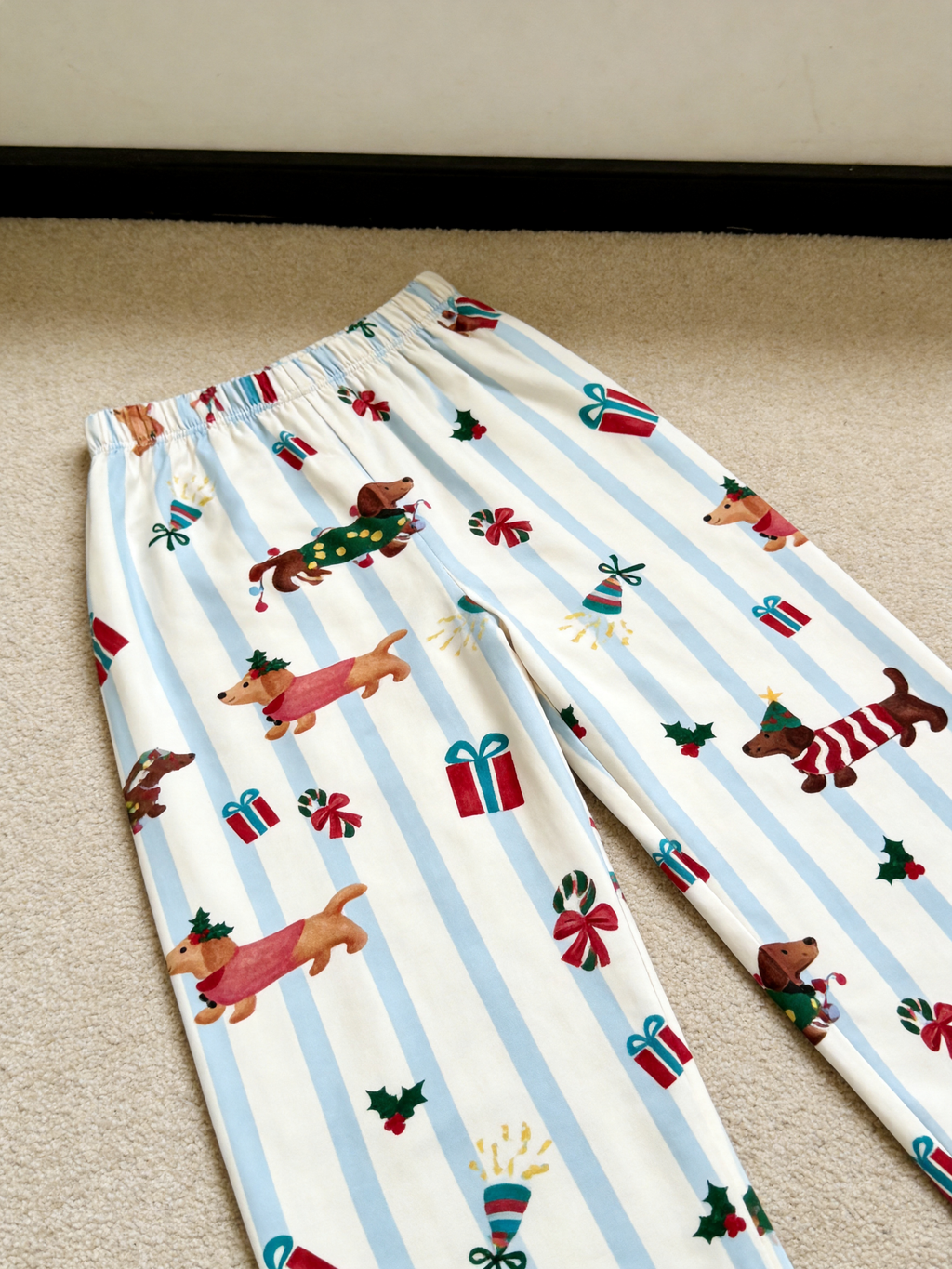 Chic Striped Dachshunds with Gifts Christmas Women Pajama Set