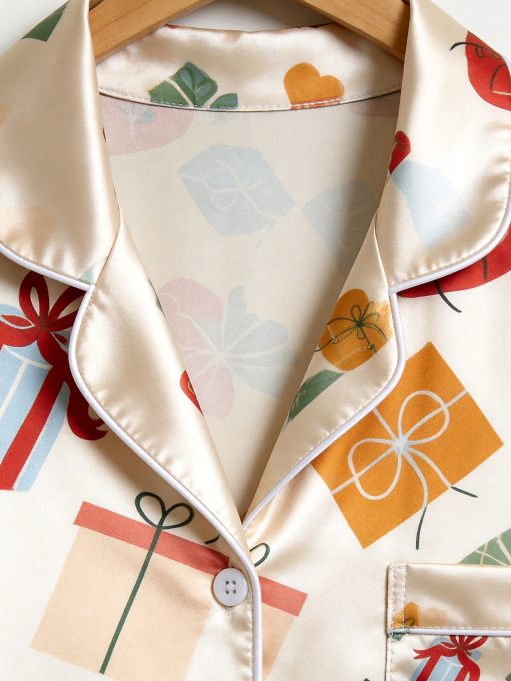 Festive Gift Boxes & Heart Print Couple Satin Pajama Set Holiday Matching Sleepwear